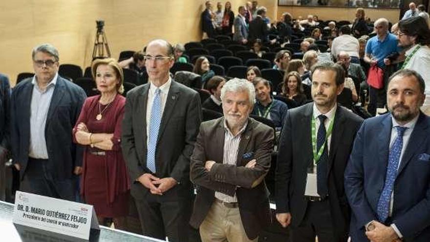 El conselleiro (tercero por la izquierda) en la inauguración. // B.Lorenzo