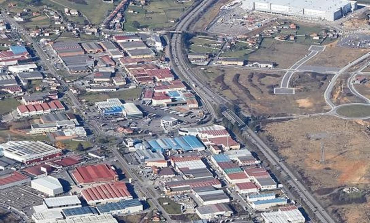 Vista aérea de la zona industrial de la zona de Granda, con el polígono de Bobes a la derecha de la imagen.