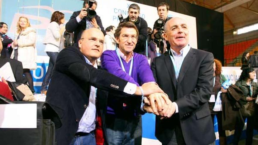 Baltar, Feijóo y Morán hacen un gesto de unión tras concluir el congreso.