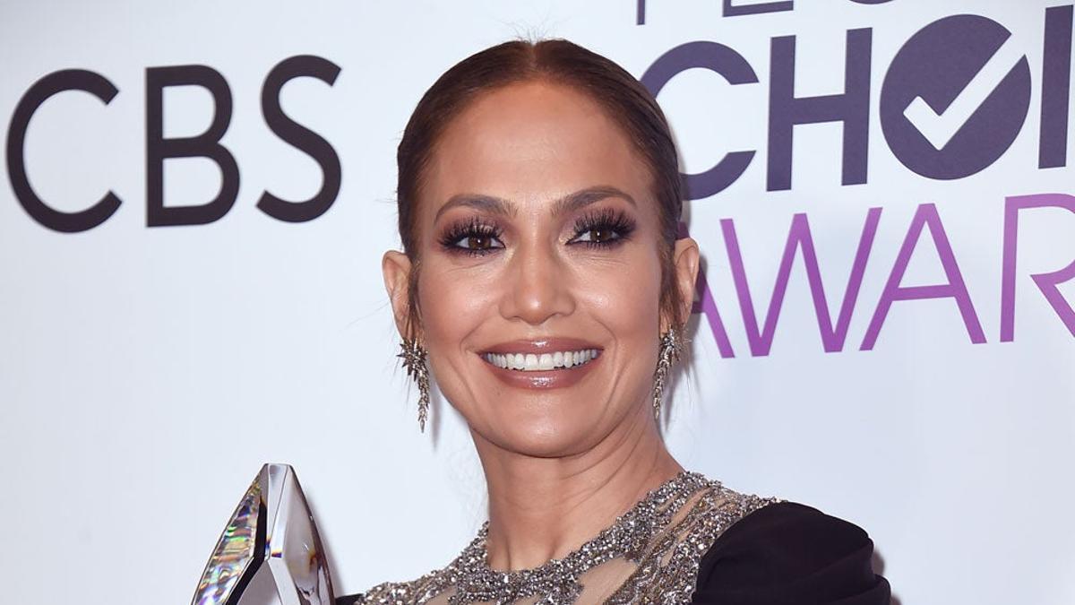 Jennifer Lopez con su premio en los People's Choice Awards