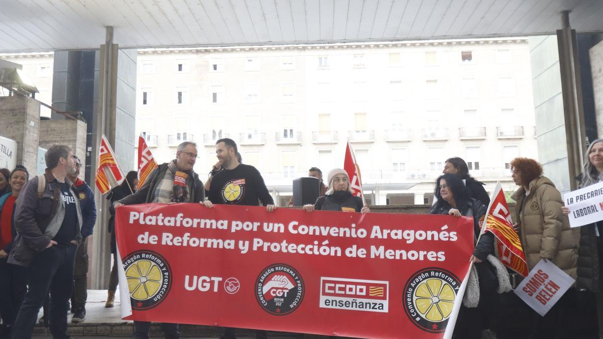 Miembros de los sindicatos frente a la sede del Instituto Aragonés de Servicios Sociales (IASS) en Zaragoza