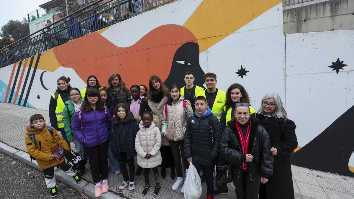 Las concejalas Concepción Méndez y Leticia González, en el centro de la imagen, posan junto a alumnos, voluntarios y organizadores del proyecto &quot;Oviedo paso a paso&quot;.