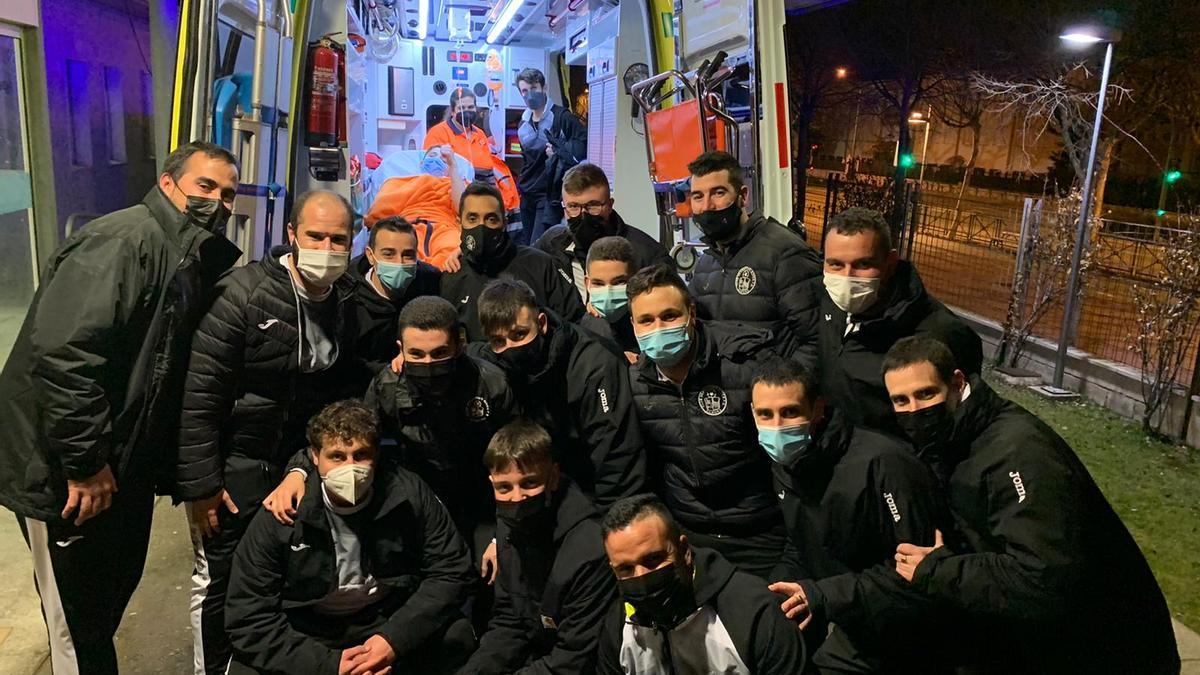 La plantilla del River Zamora posa con Rosón, evacuado al hospital en el último partido