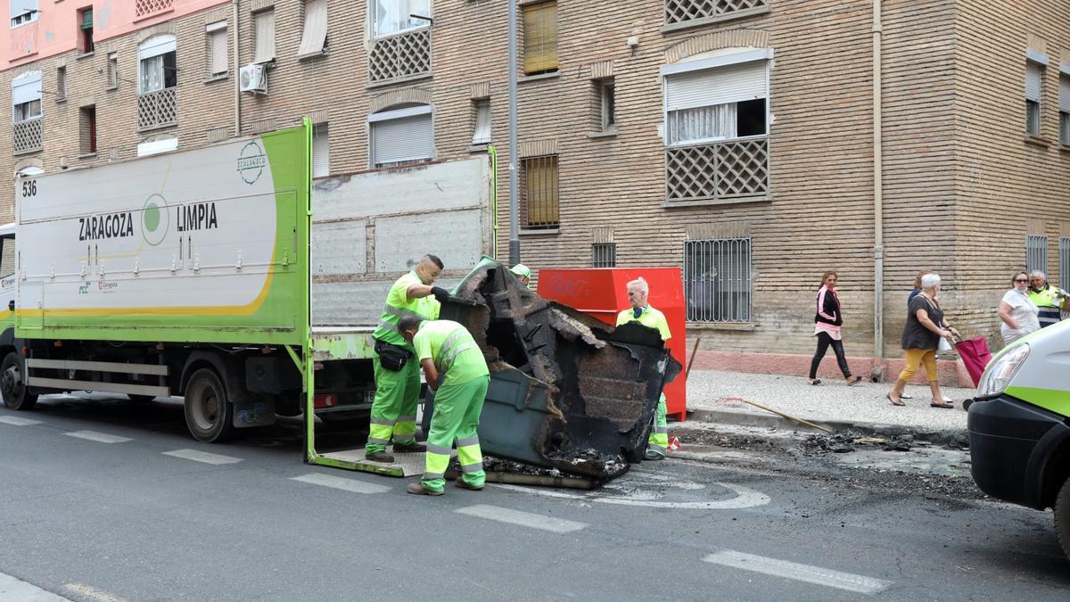 Quema de contenedores en la calle Salvador Minguijón, en Las Fuentes.