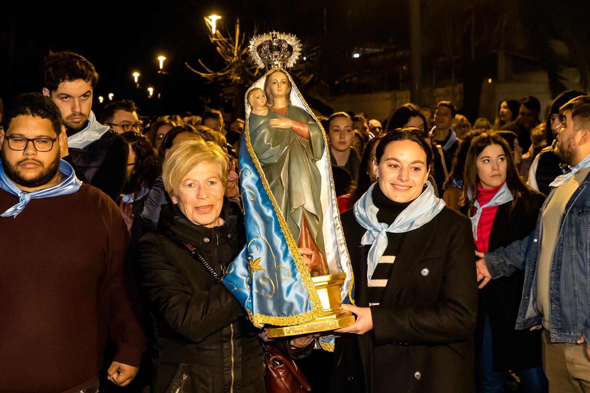 Devoción en Benidorm en la procesión de L'Alba