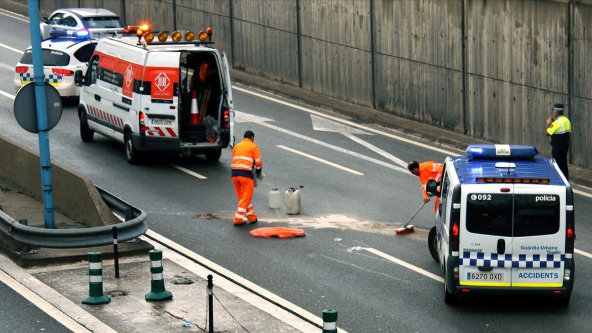 Accident mortal entre una moto i un camio a la Ronda de Dalt de Barcelona  Foto Guillem Sanchez   ACN