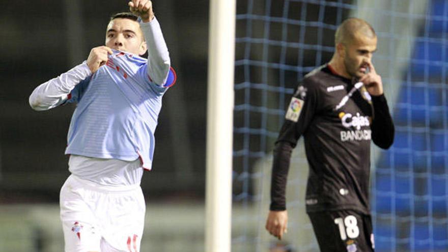 Iago Aspas festeja el segundo gol del Celta ante la decepción de Manolo Martínez. // José Lores