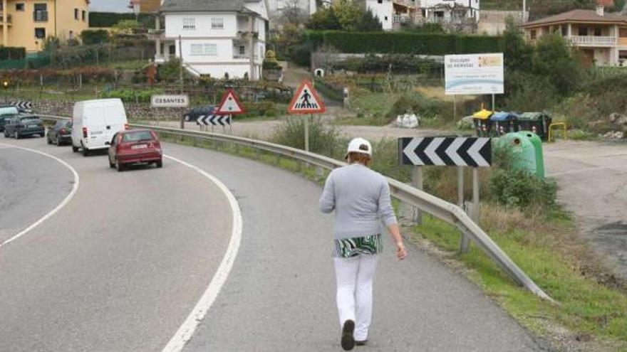 Carretera N-550 en el acceso a Cesantes, donde los vecinos reclaman una rotonda y aceras.  // J. De Arcos