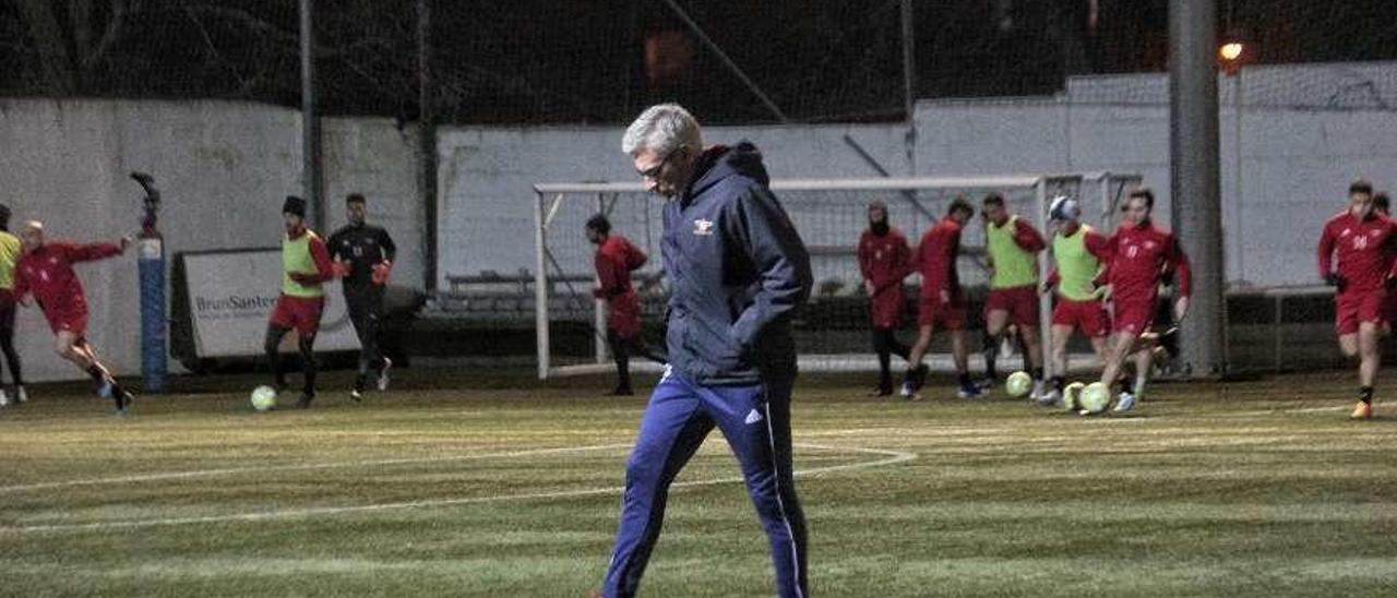 Jorge Otero en su primer entrenamiento tras tomar las riendas del Alondras. // Santos Álvarez