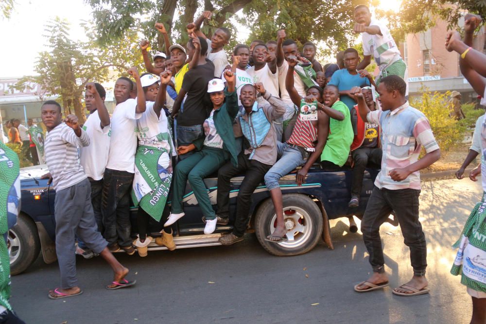 Seguidores de Edgar Lungu, líder del Frente Patriótico, celebran su holgada reelección como presidente en Lusaka, Zambia.