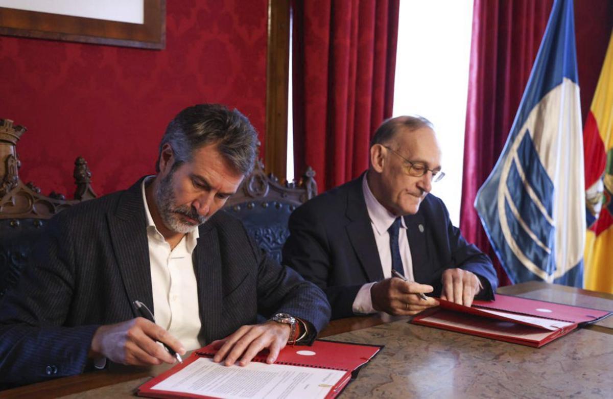 Varela y Reigosa en la firma que da vida al proyecto. |  Iñaki Abella