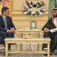 Sánchez es recibido por el príncipe heredero de Arabia Saudí, Mohamed Bin Salmán.