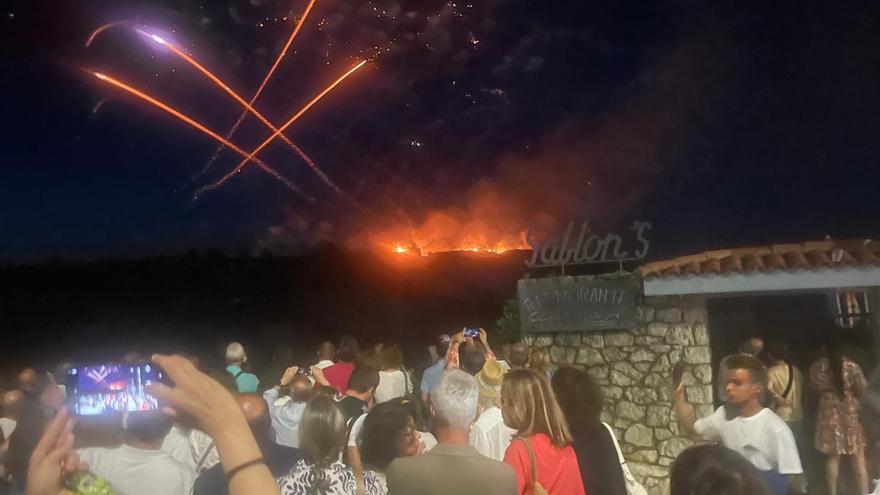 VÍDEO: Los fuegos artificiales de las fiestas de San Roque en Llanes provocan varios incendios