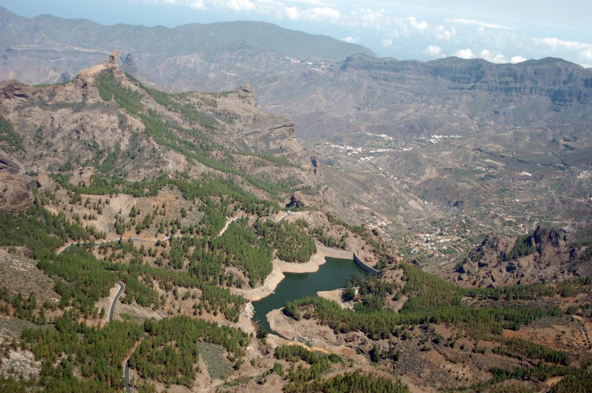 Vista aérea de la presa de la Cumbre, también conocida como embalse de Los Hornos.