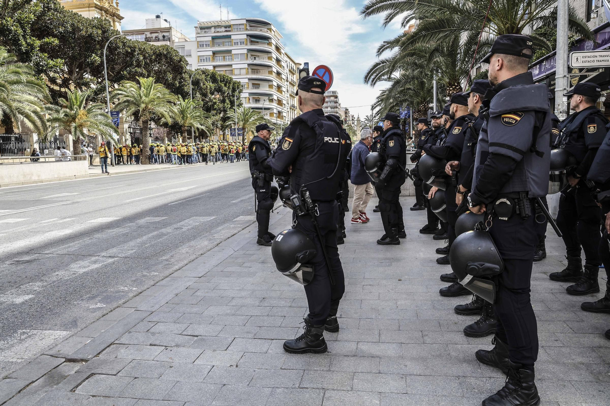 Protesta de los bomberos frente a la Diputación de Alicante