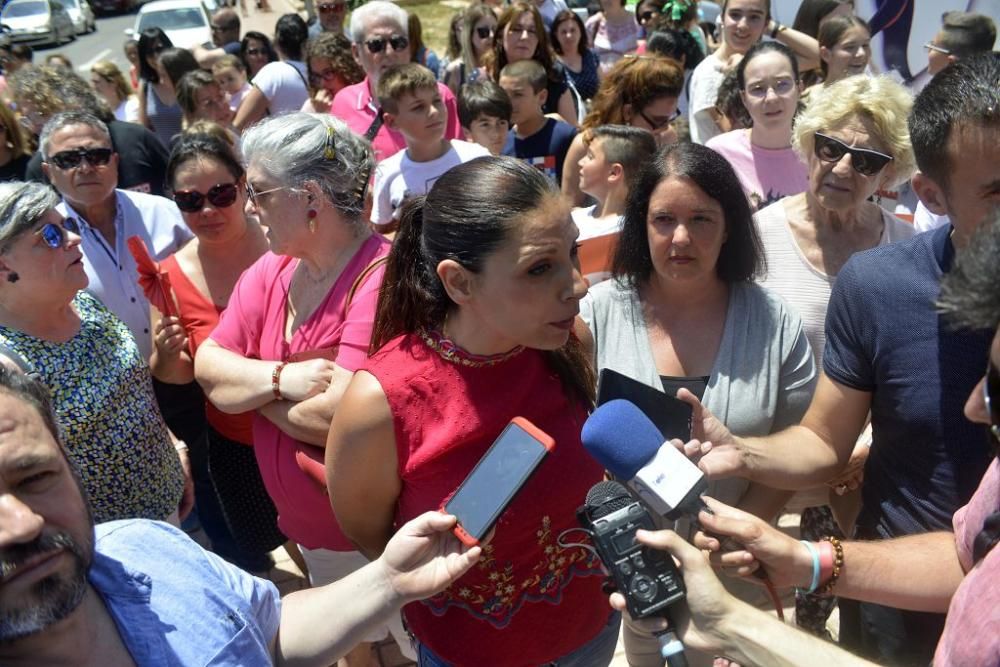 La protesta de los padres del colegio José María Lapuerta acaba en un escrache a Noelia Arroyo