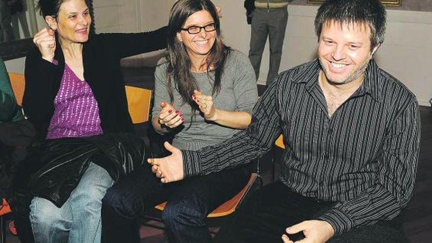 El director argentino Miguel Cohan celebra la consecución de la «Espiga de oro» junto a su hermana Ana (en el centro), guionista de la película premiada, y la actriz Ana Celentano.