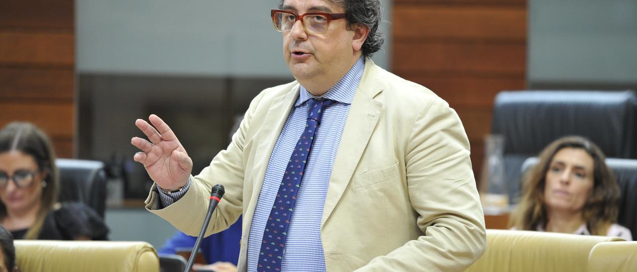 El consejero de Sanidad, José María Vergeles, en el pleno de la Asamblea.