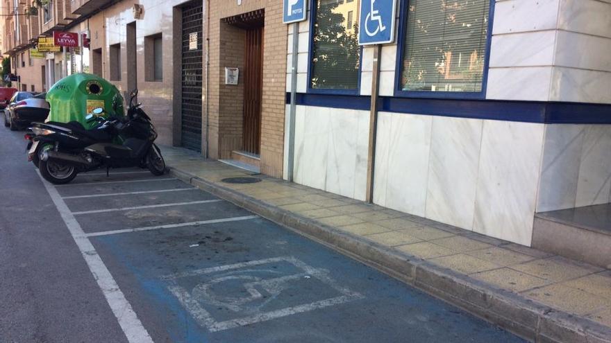 Plazas para minusválidos en una en una calle de la localidad de Totana.