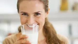 LECHE SEMIDESNATADA  Cuidado con la leche semidesnatada: un experto lanza  este importante aviso