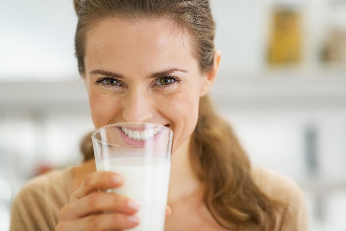 Razones por las que es bueno beber leche de vaca