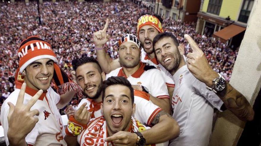 Los jugadores del Sporting recorren las calles de Gijón para celebrar el ascenso