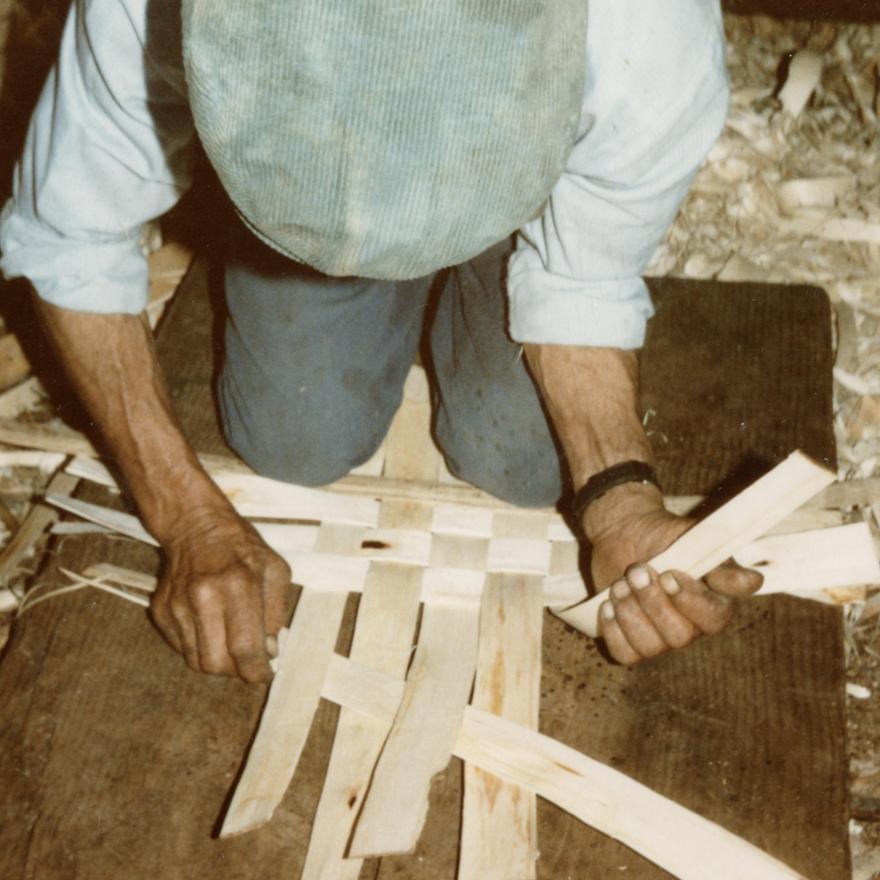 Un cestero de Mondariz durante la elaboración de una pieza. / FdV