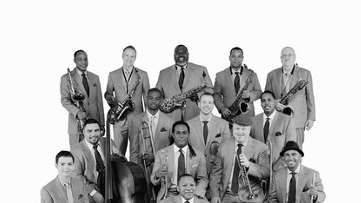Wynton Marsalis (con su trompeta), al frente de la Jazz at Lincoln Center Orchestra.