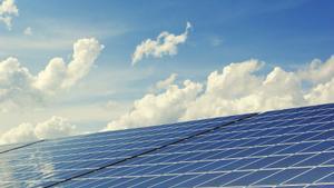 El Govern pacta accelerar la instal·lació de parcs eòlics i fotovoltaics
