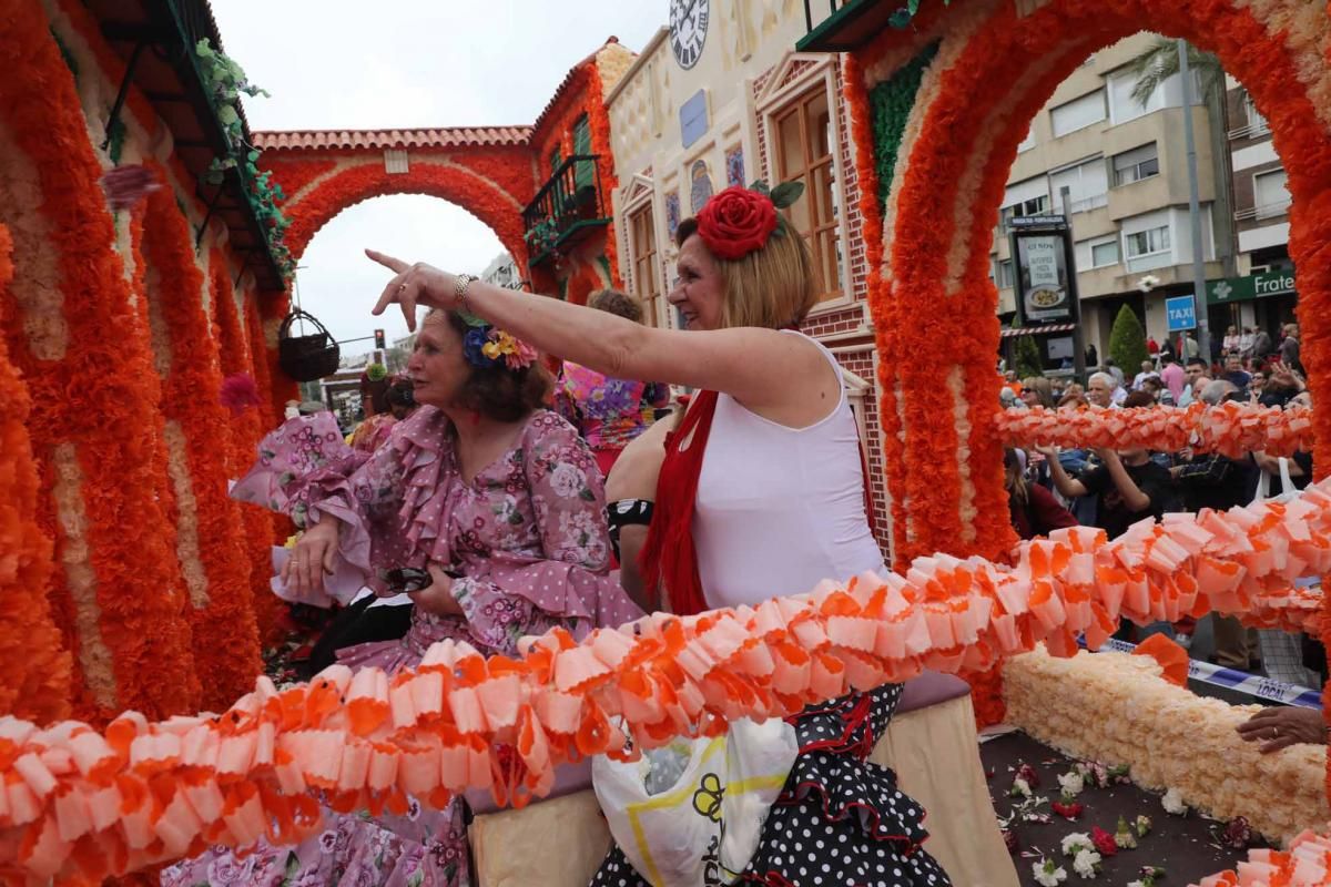 Miles de cordobeses participan en la Batalla de las Flores