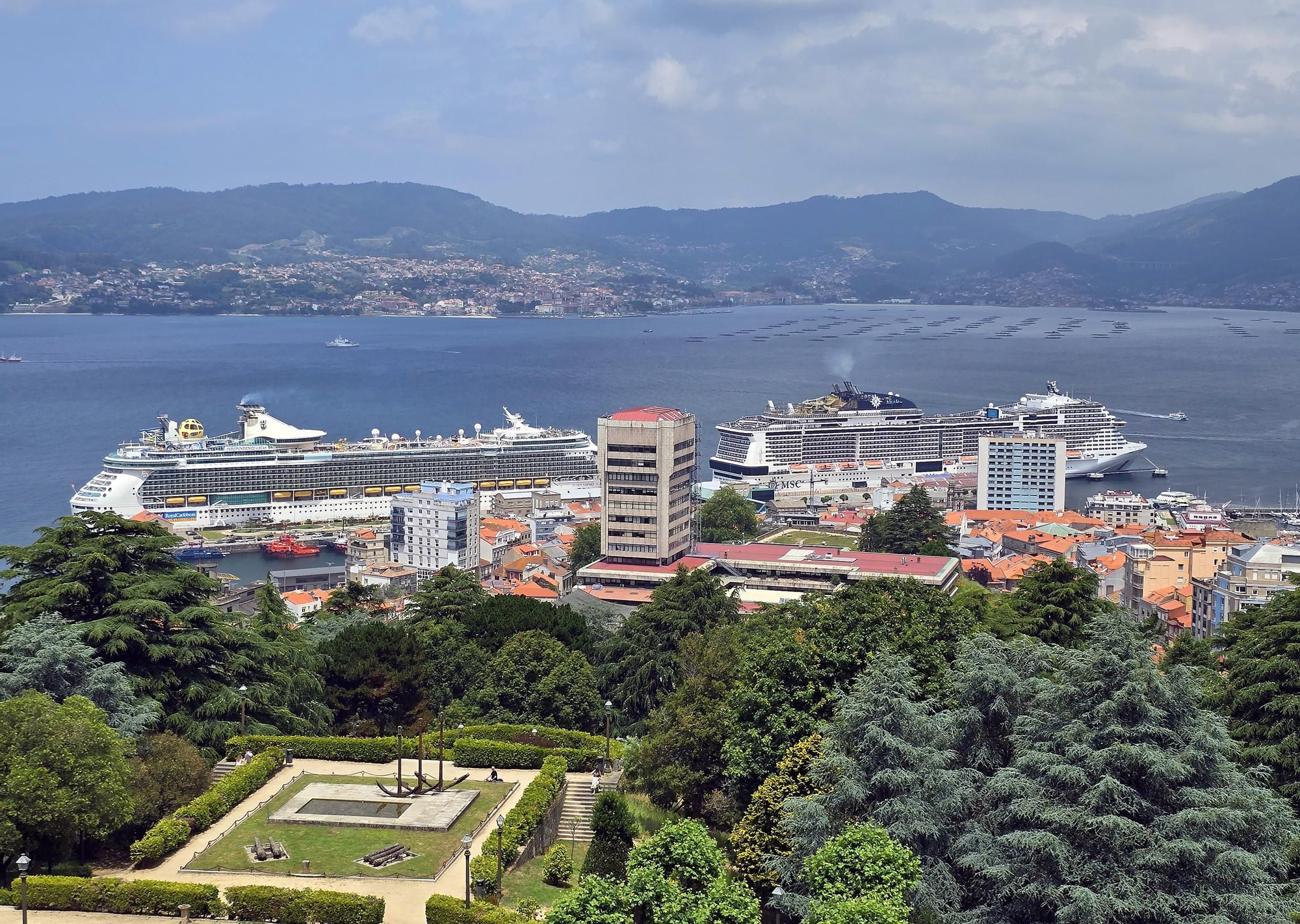 Marea de cruceristas en Vigo con la doble escala del «Independence of the Seas» y «MSC Virtuosa»