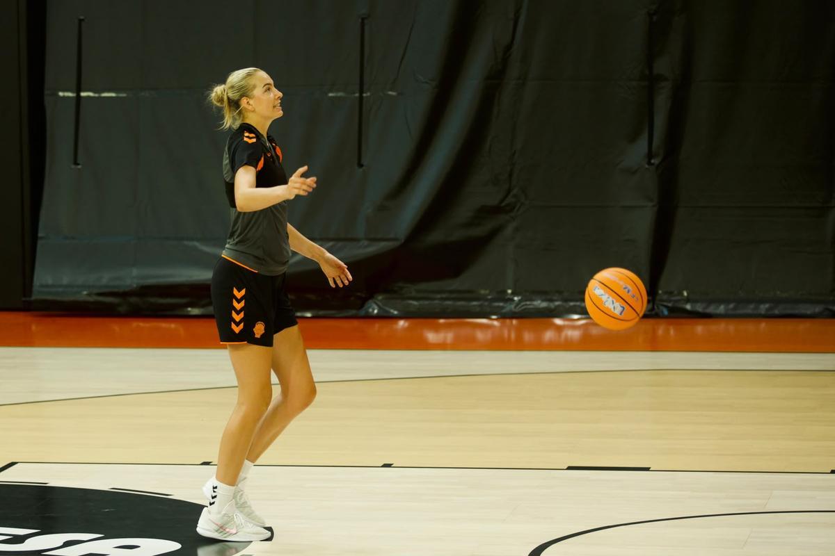 Kamila Borkowska, en su primer entrenamiento con el Valencia Basket.