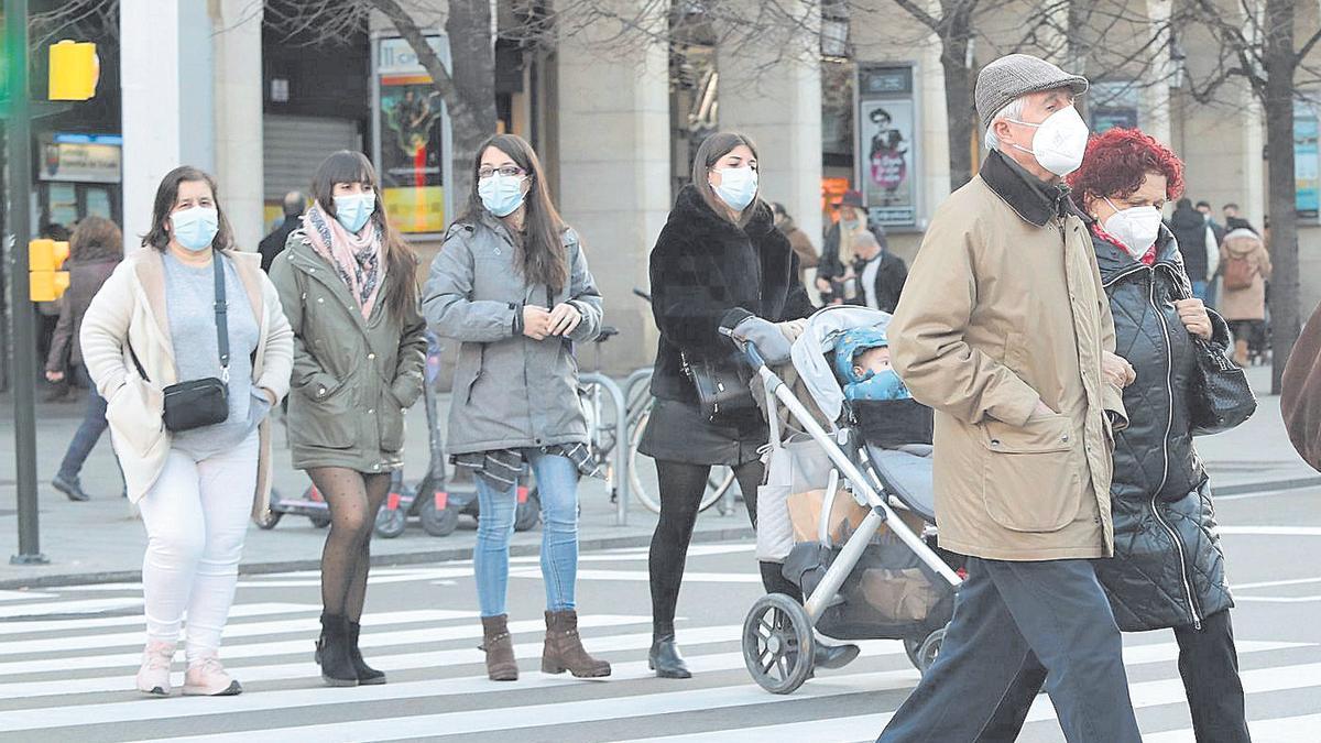 Varios zaragozanos pasean por el céntrico paseo Independencia de la capital aragonesa.