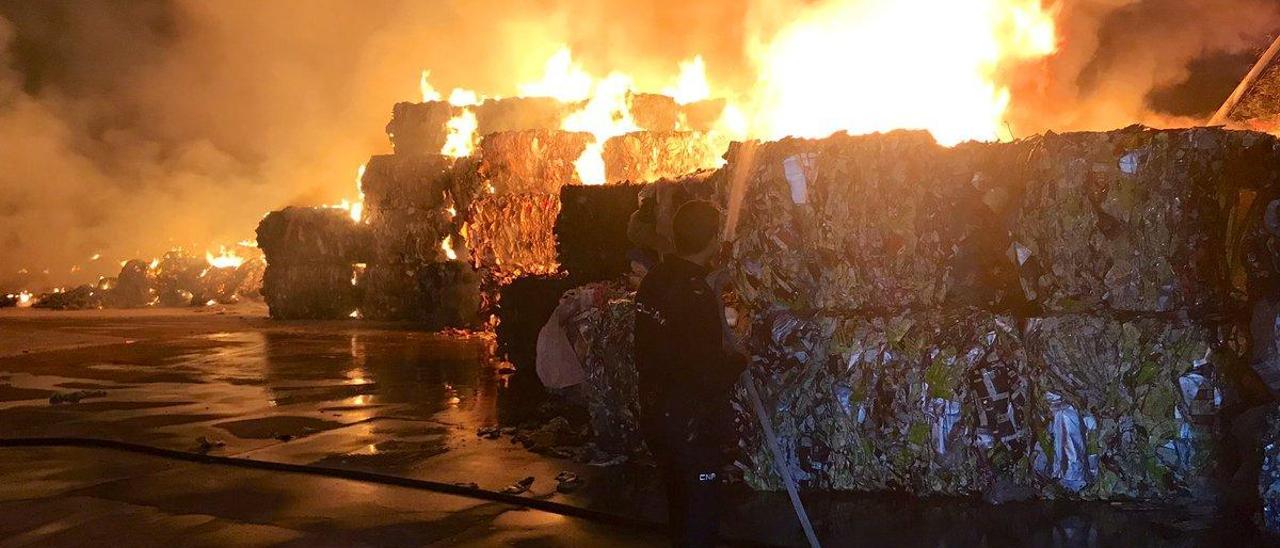 Incendio en una planta de reciclado de Almendralejo