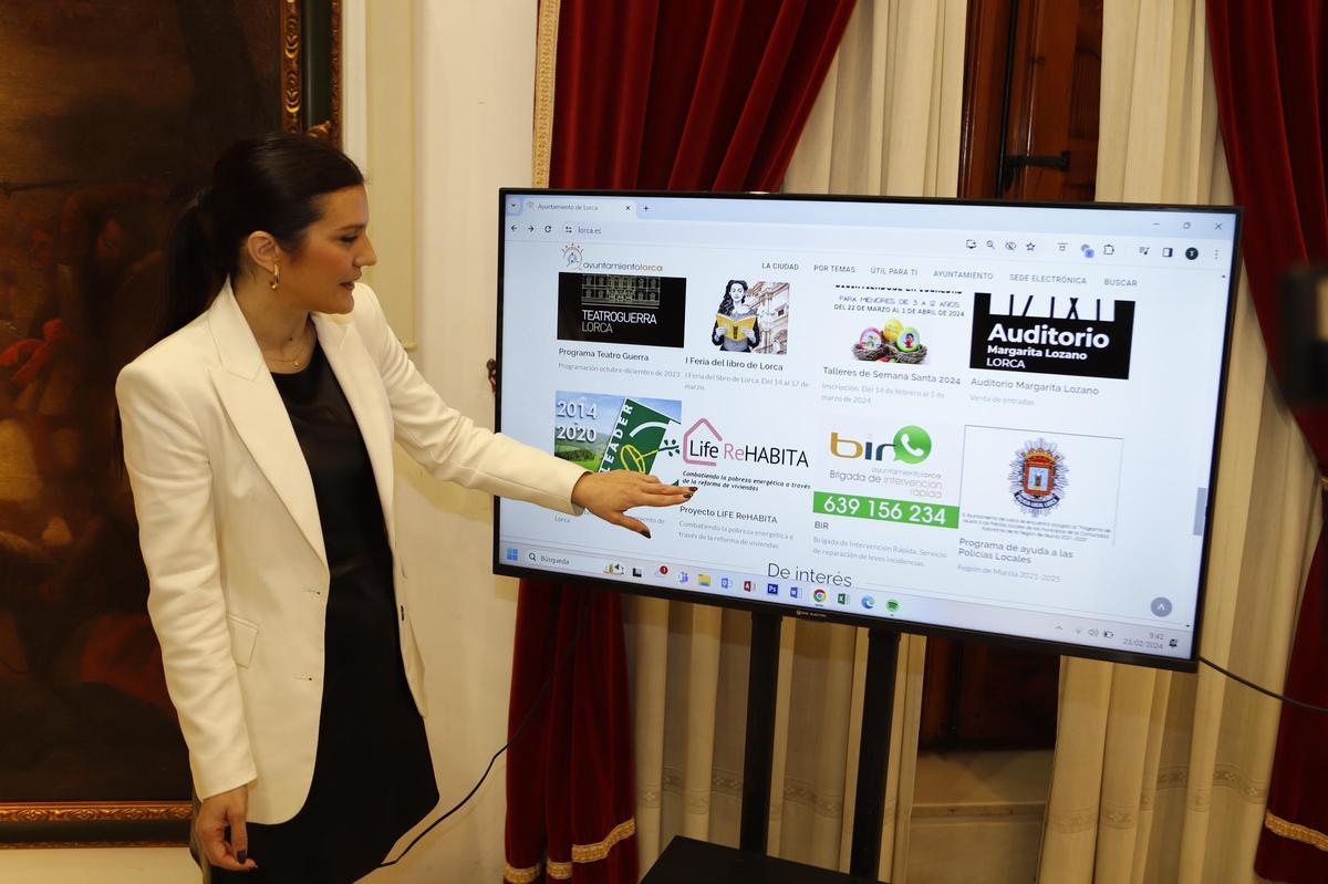 Hernández muestra el banner a la nueva web poresente en el portal del Ayuntamiento.