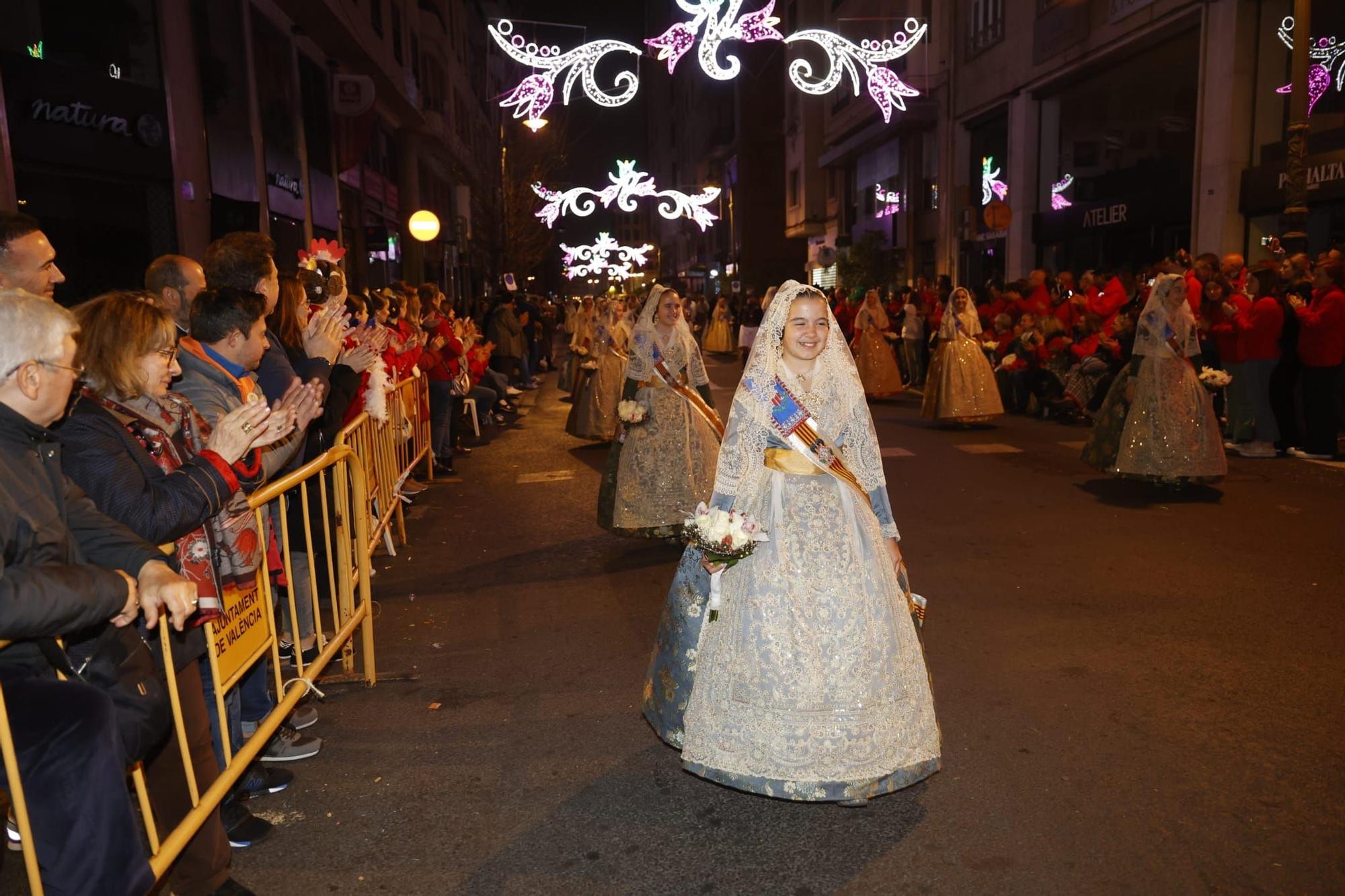 Ofrenda Fallas 2023 | Así ha sido la llegada de Paula Nieto a la plaza de la Virgen