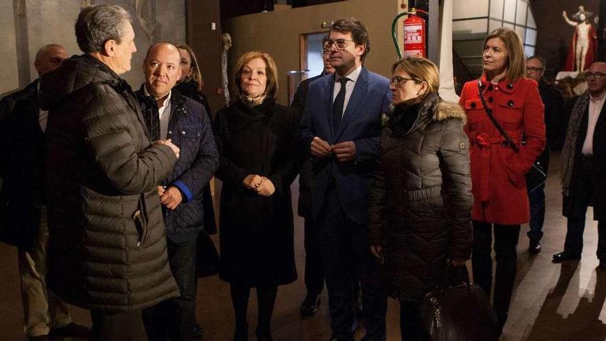 Alfonso Fernández Mañueco, en el centro, charla con representantes de la Junta pro Semana Santa y del Partido Popular.