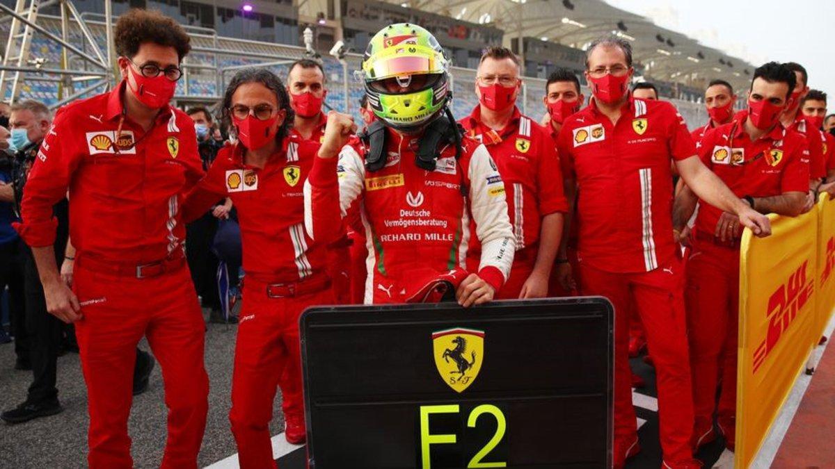 El staff de Ferrari acudió a celebrar con Mick el esperado título