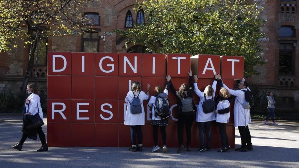 El muro de cartón construido por los médicos en huelga