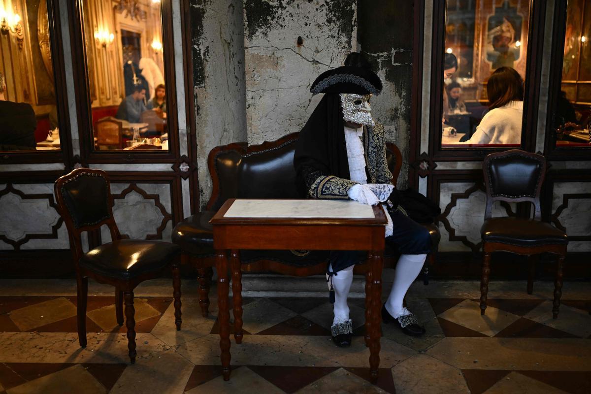 Trajes tradicionales desfilan durante el carnaval de Venecia