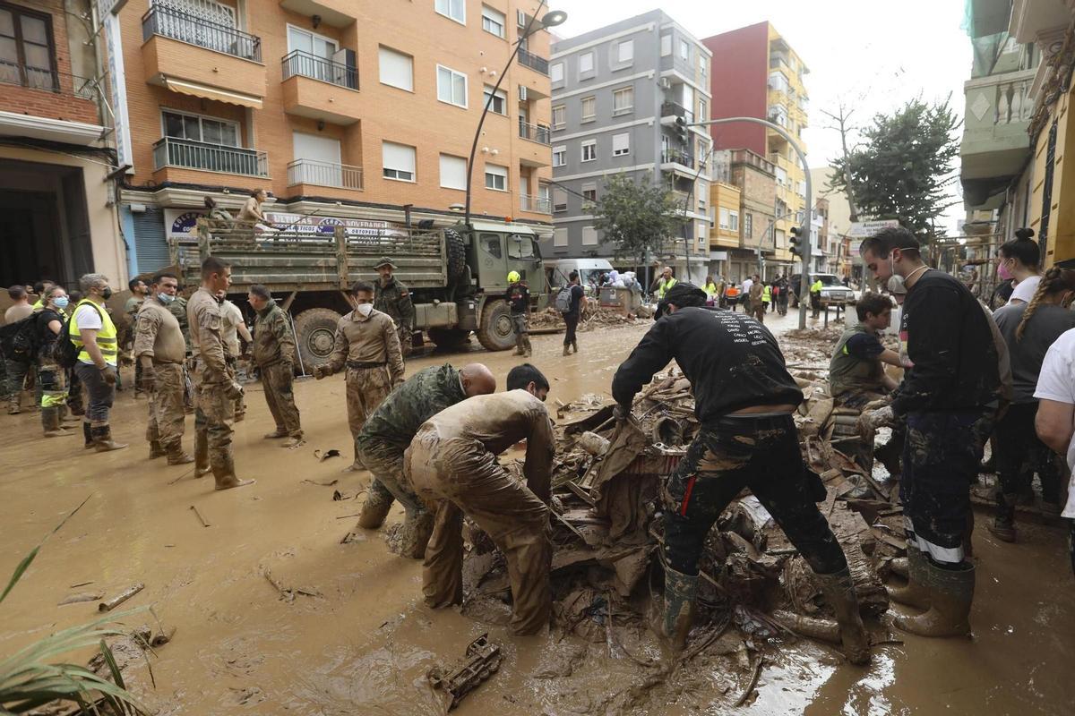 Cadena humana para meter enseres en el camión militar en la avenida padre Carlos Ferrís de Albal.