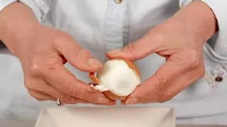 Jamás pensaste que así se podía pelar un huevo cocido: "Es la manera más rápida y sencilla"