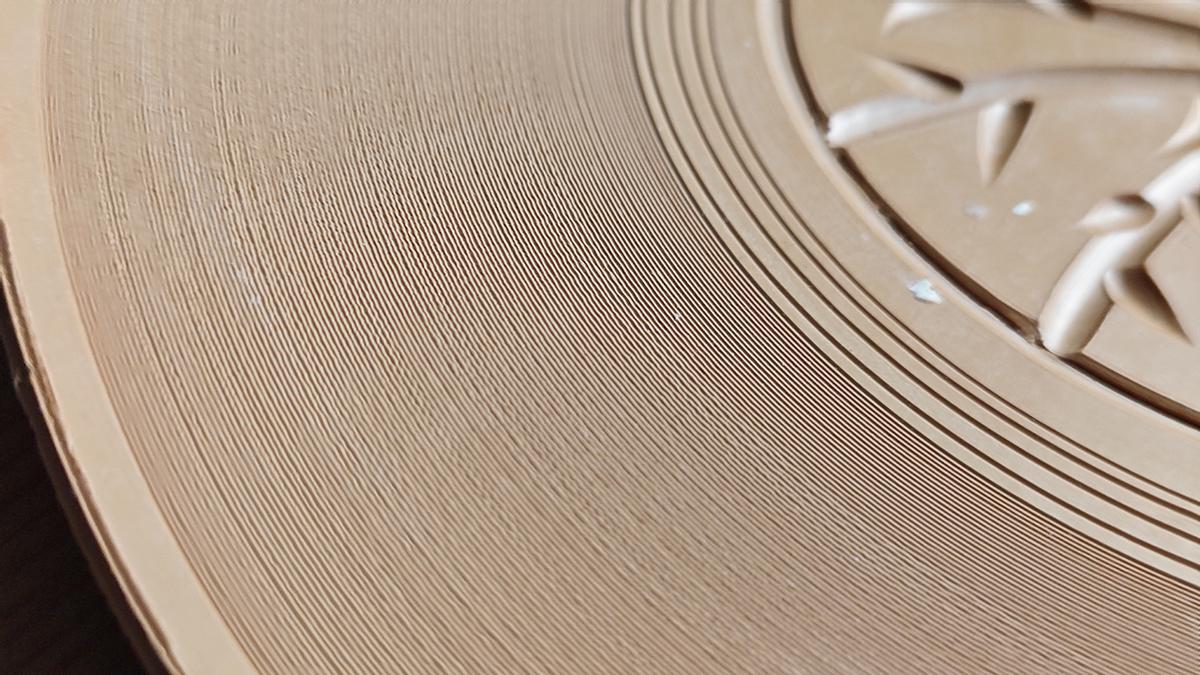 Uno de los discos cerámicos hechos por Olalla Lojo
