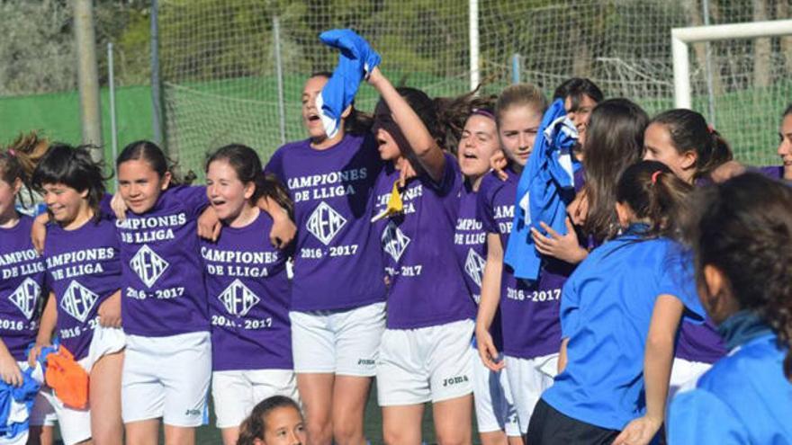 El AEM de Lleida, un equipo de fútbol de chicas que conquista una Liga infantil de chicos