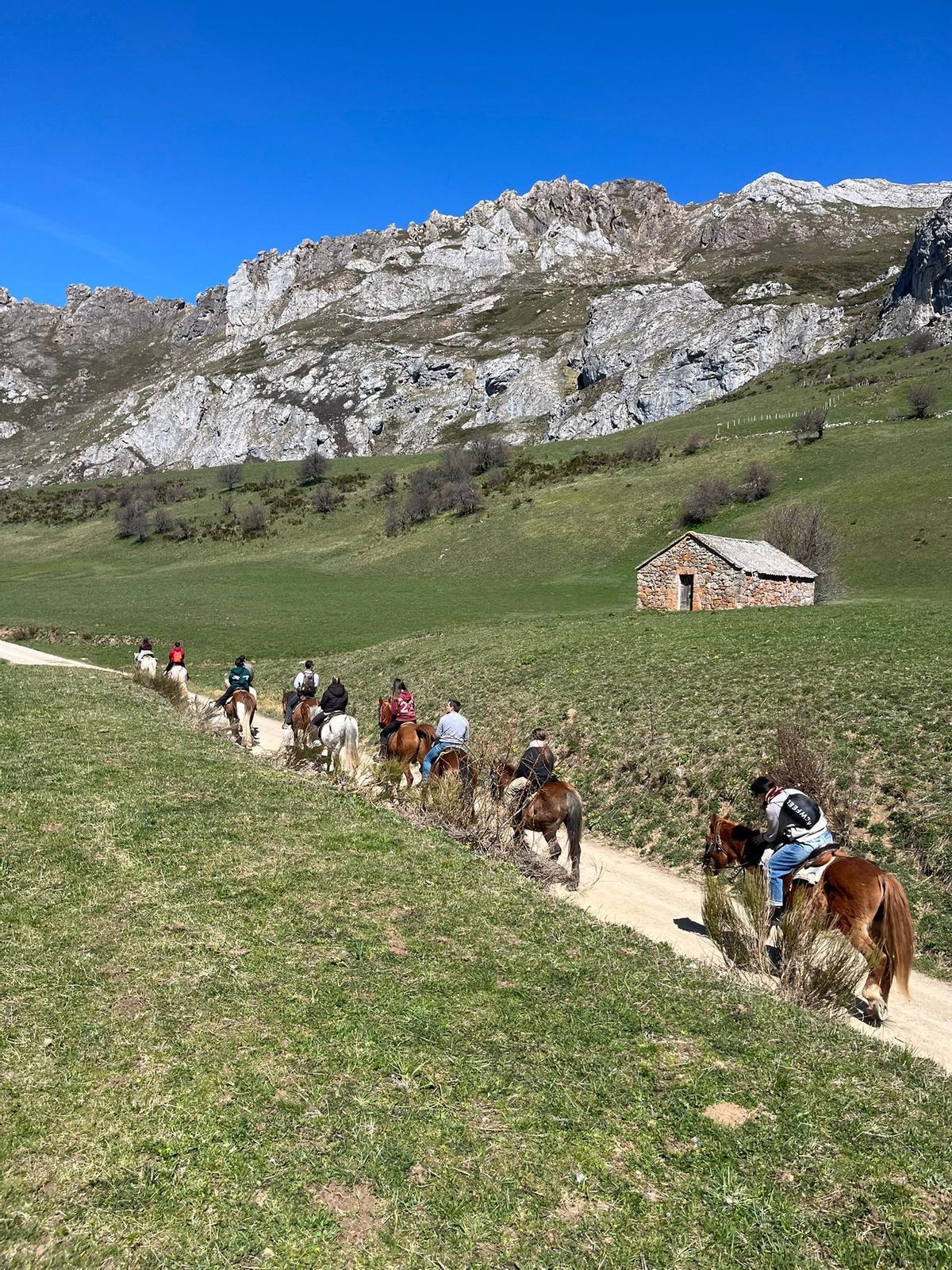 El buen tiempo animó a los asturianos a disfrutar del Principado esta Semana Santa