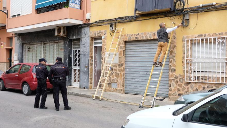 Los agentes de la Comisaría de Elda-Petrer durante el registro