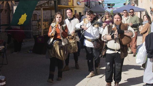 El mercado medieval de Salillas de Jalón batió récord de asistentes. | SANTIAGO GUMIEL