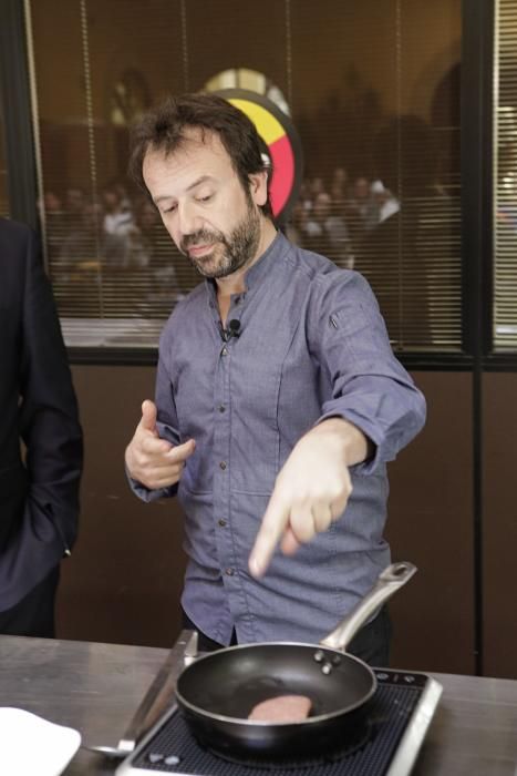 Nacho Manzanos participa en el acto "Hoy cocinamos con...". Los alumnos aprenderán a ronquear un atún rojo.