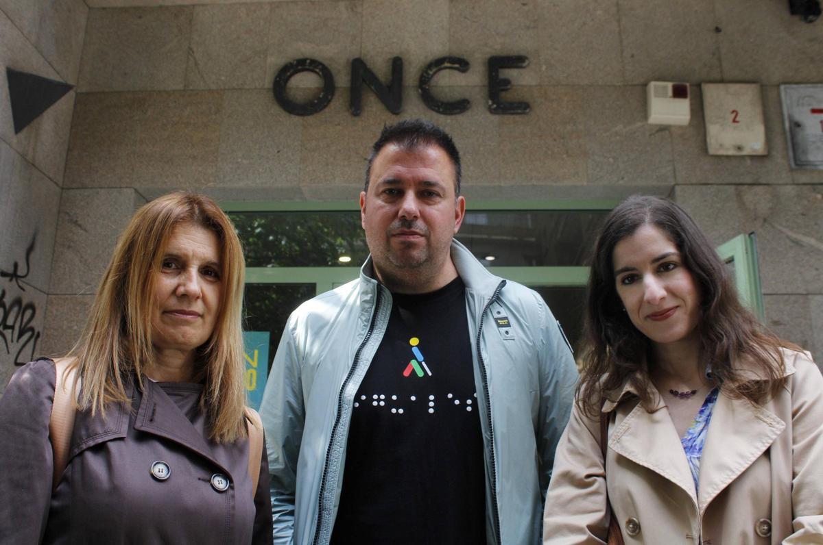 Por la izquierda, María del Mar Collar, Diego García y Marta Malgor, frente a la sede de la ONCE en Gijón.
