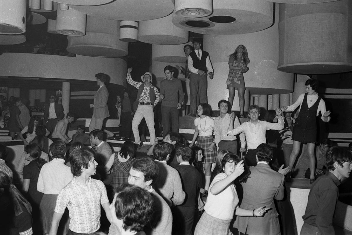 Imatge històrica d'un grup de persones ballant a l'interior de la discoteca Maddox de Platja d'Aro, l'ambient de la qual es podrà recrear al Mobile World Congress
